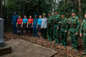 Ông Quang Văn Thu (thứ bảy, từ trái sang) và người dân phối hợp tuần tra đường biên, cột mốc cùng chiến sĩ Đồn Biên phòng Thông Thụ (huyện Quế Phong, tỉnh Nghệ An). Ảnh: NGUYỄN ĐẠO