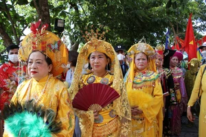Thành tâm trong Lễ hội Tháp Bà Ponagar.