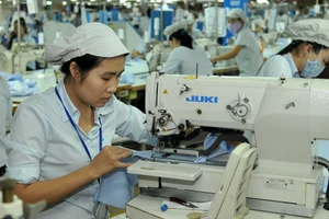 Doanh nghiệp chỉ yên tâm đầu tư, sản xuất kinh doanh khi những khó khăn, bất cập được gỡ bỏ. Ảnh: HẢI NAM