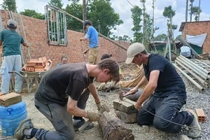 Đoàn sinh viên tình nguyện của tổ chức LEDD cùng tham gia xây dựng nhà hữu nghị cho đồng bào dân tộc thiểu số. 