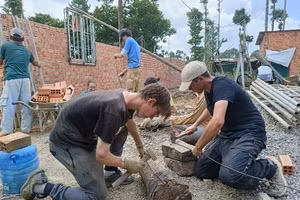 Đoàn sinh viên tình nguyện của tổ chức LEDD cùng tham gia xây dựng nhà hữu nghị cho đồng bào dân tộc thiểu số. 