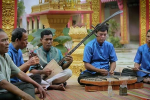 Các nghệ nhân biểu diễn Chầm riêng chà pây. Ảnh: QUỐC ĐẠT