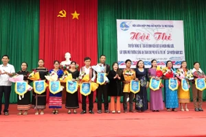 Ban Tổ chức tặng hoa và Cờ lưu niệm cho các đội tham gia Hội thi.