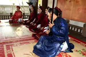 Làng quê là không gian bảo tồn văn hóa truyền thống. Trong ảnh: Một cách hát ca trù ở làng Tiên Điền (Nghi Xuân, Hà Tĩnh). 