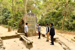 Du khách tham quan Sở Chỉ huy Chiến dịch Điện Biên Phủ tại Mường Phăng.