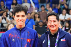 Bích Tuyền (trái) giành danh hiệu Vận động viên xuất sắc nhất giải.