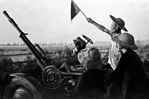 Đội trực chiến của dân quân Từ Liêm, Hà Nội sẵn sàng chiến đấu, góp phần bắn rơi nhiều máy bay Mỹ, tháng 12/1972. Ảnh tư liệu