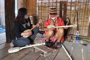 Nghệ nhân A Broh Vẽ giới thiệu cách chế tác đàn M’bin puil.