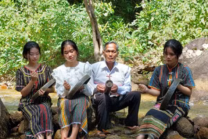 Nghệ nhân K’Trời dạy các cháu học sinh chơi cồng chiêng.