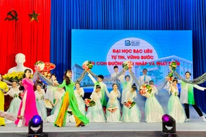 Một tiết mục văn nghệ chiều 19/11 của sinh viên Trường đại học Bạc Liêu tại lễ khai giảng năm học mới và kỷ niệm 42 năm Ngày Nhà giáo Việt Nam. (Ảnh: TRỌNG DUY)