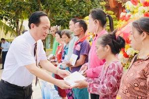 Đồng chí Phạm Văn Thiều, Chủ tịch Ủy ban nhân dân tỉnh Bạc Liêu thăm, tặng quà Tết các gia đình chính sách, hộ có hoàn cảnh khó khăn của tỉnh.