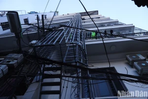 Hệ thống cầu thang thoát hiểm dọc theo sườn các toà nhà trọ chưa phải là lối thoát hiểm thứ hai theo quy định hiện hành.