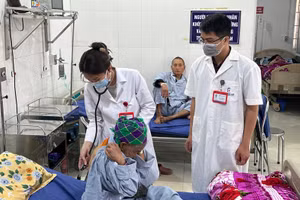 Ngay sau nhận quyết định, hai bác sĩ được phân công về Trung tâm y tế huyện Si Ma Cai đã bắt tay ngay vào công việc, tham gia khám, điều trị cho người bệnh.