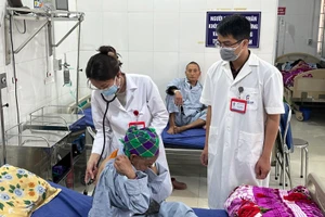 Ngay sau nhận quyết định, hai bác sĩ được phân công về Trung tâm y tế huyện Si Ma Cai đã bắt tay ngay vào công việc, tham gia khám, điều trị cho người bệnh.