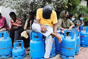 Sri Lanka từng phải vật lộn với tình trạng thiếu nhiên liệu. Ảnh: CNN