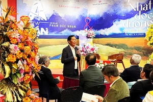 Nhà thơ, nhà báo Thuận Hữu chia sẻ tại lễ ra mắt sách của ông và người bạn - tác giả Phan Đức Nhạn. Ảnh: NXB HỘI NHÀ VĂN