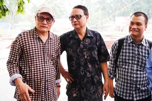 Nhà thơ Mai Quỳnh Nam (bên trái) cùng đồng nghiệp trong một sự kiện văn nghệ. Ảnh: ANH QUÂN