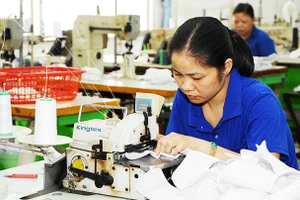 Nhiều doanh nghiệp gặp khó khăn phải thu hẹp sản xuất do thiếu đơn hàng. Ảnh: SONG ANH