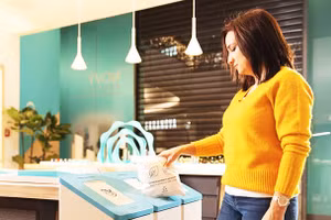 Thu gom đầu lọc thuốc lá tại một cửa hàng IQOS. Ảnh: PHILIP MORRIS INTERNATIONAL