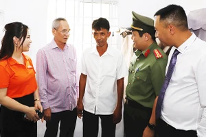 Lãnh đạo Bộ Công an, lãnh đạo tỉnh Bạc Liêu cùng đại diện Tập đoàn T&T Group và Ngân hàng SHB thăm hỏi, trao nhà cho hộ gia đình anh Nguyễn Văn Bi.