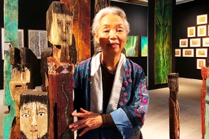 Họa sĩ Tô Bích Hải bên cụm tác phẩm sắp đặt “Totem”.