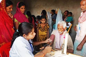 Hệ thống bảo hiểm chi phí thấp cho người nghèo. Ảnh: GETTY IMAGES