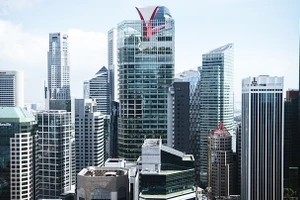 Tầng thượng của tòa nhà CapitaGreen lắp đặt cấu trúc cánh hoa giúp điều hòa nhiệt độ. Ảnh: BLOOMBERG