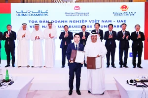 Ông Đỗ Vinh Quang, Phó Chủ tịch Hội đồng quản trị T&T Group (bên trái) và ông Khaled Alshamsi, Chủ tịch Golden Nile trao biên bản ghi nhớ hợp tác. Ảnh: VGP/NHẬT BẮC