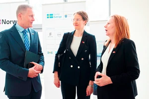 Các đại biểu trao đổi bên lề buổi tọa đàm. Ảnh: THANH TÂM