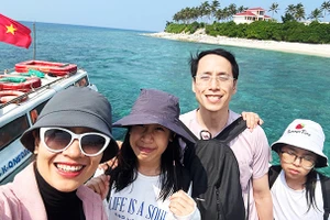 Nụ cười du khách đến thăm đảo Lý Sơn.