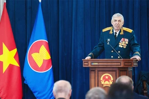 Ông Viktor Filippov phát biểu ý kiến tại lễ kỷ niệm 50 năm chiến thắng Hà Nội-Điện Biên Phủ trên không tại Moscow.