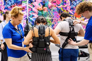 Khán giả đeo Haptic Suit tại buổi biểu diễn âm nhạc. Ảnh: RTE