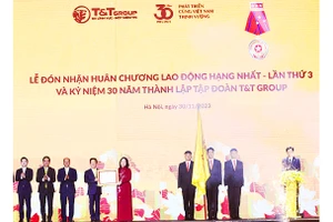 Bà Võ Thị Ánh Xuân, Ủy viên Ban Chấp hành Trung ương Đảng, Phó Chủ tịch nước CHXHCN Việt Nam thay mặt lãnh đạo Đảng, Nhà nước trao tặng Huân chương Lao động hạng nhất cho Tập đoàn T&T Group.