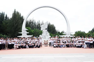 Các thanh niên, thiếu niên kiều bào thăm và dâng hương tại Khu tưởng niệm chiến sĩ Gạc Ma.