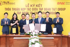  Ông Đỗ Quang Hiển, Chủ tịch UBCL Tập đoàn T&T Group (bên trái) và ông Bin Dae-in, Chủ tịch HĐQT kiêm TGĐ Tập đoàn tài chính BNK (bên phải) trao thỏa thuận hợp tác với sự chứng kiến của đại diện lãnh đạo hai Tập đoàn.