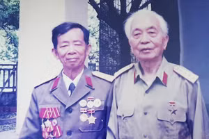 Đại tá Nguyễn Bội Giong chụp ảnh cùng Đại tướng Võ Nguyên Giáp.