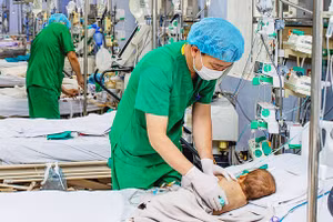 Chăm sóc ca bệnh tay chân miệng tại Bệnh viện Nhi T.Ư.