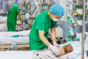 Chăm sóc ca bệnh tay chân miệng tại Bệnh viện Nhi T.Ư.