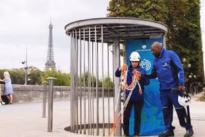 Các công nhân tại đường dẫn xuống hệ thống làm mát ngầm của thành phố. Ảnh: REUTERS