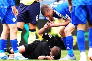 Vardy “vừa đá bóng vừa thổi còi”