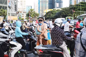 Giao thông hỗn loạn trên tuyến Lê Văn Lương - Tố Hữu. 