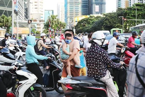 Giao thông hỗn loạn trên tuyến Lê Văn Lương - Tố Hữu. 