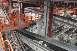 Bên trong một dây chuyền phân loại rác tự động. Ảnh: GETTY IMAGES