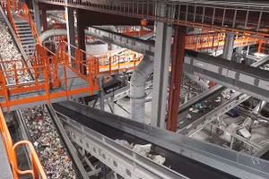 Bên trong một dây chuyền phân loại rác tự động. Ảnh: GETTY IMAGES