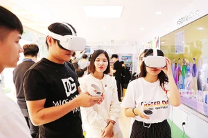 Tham quan trực tuyến các cơ sở đào tạo nghề tại Đức trong một ngày hội việc làm Việt Nam - Đức ở Việt Nam. Ảnh: LÊ MINH