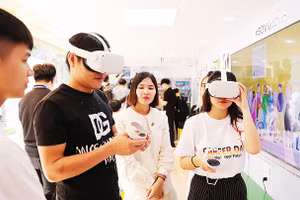 Tham quan trực tuyến các cơ sở đào tạo nghề tại Đức trong một ngày hội việc làm Việt Nam - Đức ở Việt Nam. Ảnh: LÊ MINH