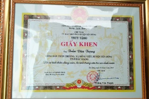 Truy tặng giấy khen cho anh Trần Văn Trọng.