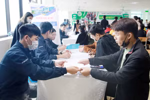 Phiên giao dịch việc làm thu hút hơn 500 lao động trực tiếp tham gia tìm việc làm.