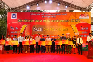 Tặng sách đến các thư viện huyện, xã và nhà trường tại sự kiện.