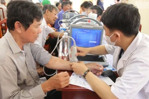 Người dân phường Tân Phú, thành phố Đồng Xoài được bác sĩ khám bệnh miễn phí.